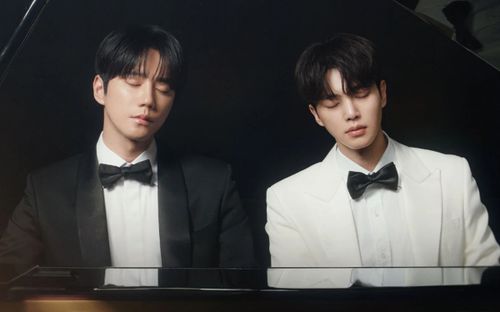 Four Hands, Two Sonatas có mở màn khả quan