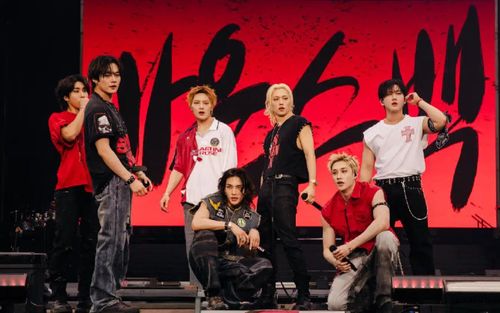 Stray Kids liên tục gặp sự cố trên sân khấu