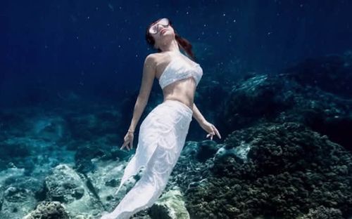 Diệp Lâm Anh gây sốt với tạo hình độc lạ giữa lòng đại dương