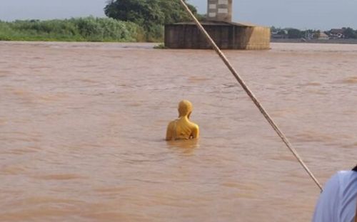 Bức tượng Phật bất ngờ nổi lên giữa dòng sông, người dân kéo đến cầu may