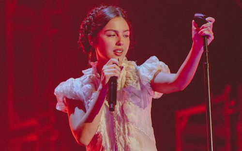 Olivia Rodrigo chiếm trọn spotlight với váy babydoll cổ điển
