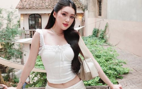 Phương Oanh diện áo hai dây corset khéo khoe vòng eo con kiến