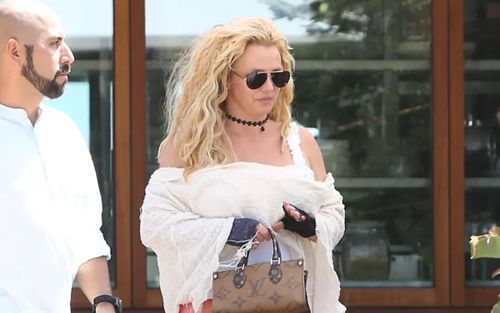 Britney Spears diện váy ren xuyên thấu sau khi gây tranh cãi vì hành động trên xe