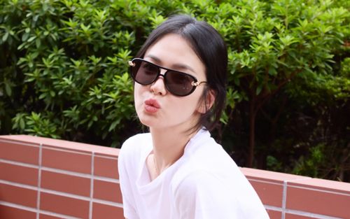 Song Hye Kyo đẹp như nữ thần chỉ với áo thun trắng và quần jeans