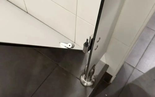 Vừa đóng cửa nhà vệ sinh, người phụ nữ gặp sự cố thót tim