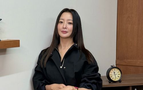 'Quốc bảo nhan sắc' Kim Hee Sun gây sốt với vẻ đẹp ở tuổi 49