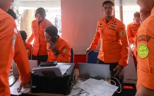 Phà chở khách gặp nạn giữa biển khiến ít nhất 6 người thiệt mạng, hàng trăm người mất tích