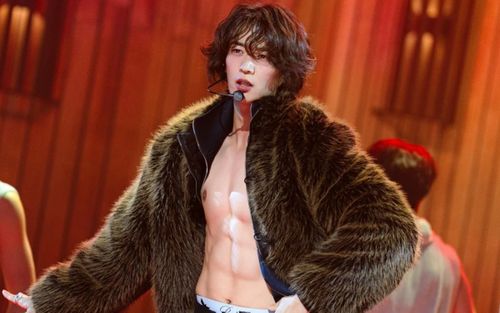 Minho khoe cơ bụng sáu múi, gây chú ý sau 19 năm hoạt động cùng SHINee
