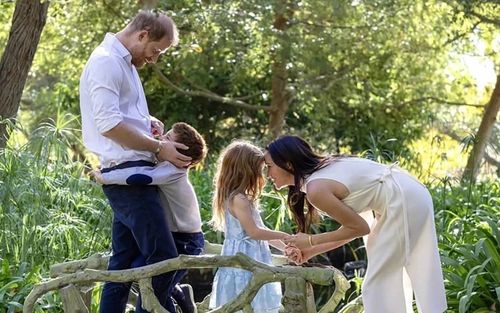 Hai con của Harry - Meghan chuyển trường sau 2 ngày nhập học
