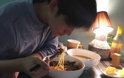 Ăn tối muộn thường xuyên, cơ thể dễ gặp những thay đổi gì?