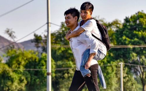 10 năm cõng bạn đến trường và 'quả ngọt' của đôi bạn ở Thanh Hóa từng lay động hàng triệu trái tim