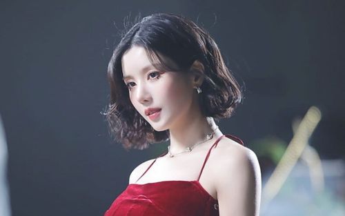 Kwon Eun Bi lên sân khấu ngay sau tai nạn giao thông