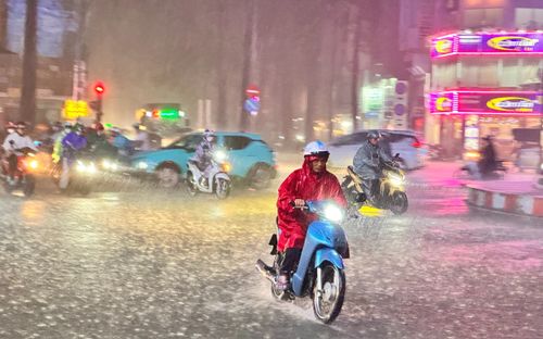 Mưa rất to liên tục ở Hà Nội và miền Bắc, bao giờ giảm dần?