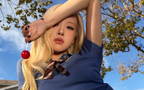 Rosé (BLACKPINK) khoe vóc dáng mảnh mai, vòng eo nhỏ đến khó tin