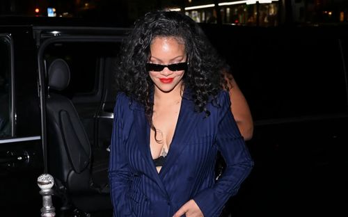 Rihanna gây chú ý khi diện suit không áo đến xem Céline Dion biểu diễn tại Paris