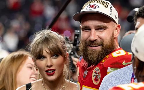 Cặp đôi mới cưới Taylor Swift và Travis Kelce chụp ảnh selfie đầy ngọt ngào