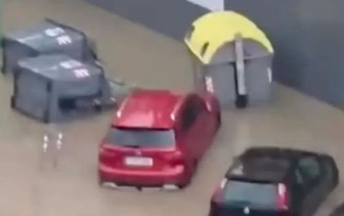 Mưa lớn trút xuống điểm du lịch nổi tiếng Tây Ban Nha, đường phố bất ngờ biến thành sông