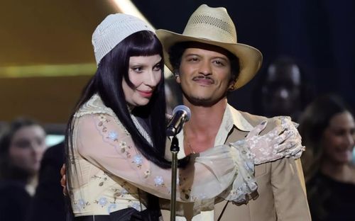 Die With A Smile của Lady Gaga và Bruno Mars đạt 4 tỷ lượt nghe nhanh nhất lịch sử