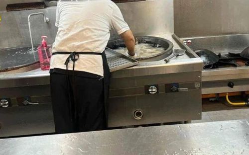 Bếp ăn trường mầm non gây sốc khi dùng nồi nấu ăn để rửa cây lau nhà, hàng chục trẻ nôn ói