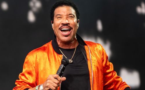 Danh ca Lionel Richie dừng lưu diễn vì phẫu thuật tim