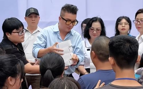 Đàm Vĩnh Hưng mang Tết Trung thu đến những mảnh đời khó khăn