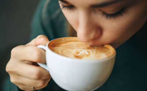 Vì sao nhiều người vừa uống cà phê xong lại buồn đi vệ sinh?
