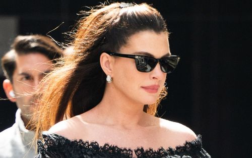 Anne Hathaway nâng tầng phong cách với chiếc túi xa xỉ hiếm có