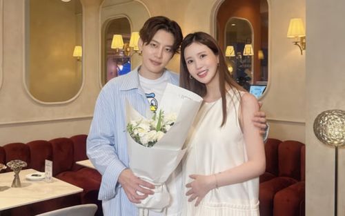 Lee Da Hae bế bụng bầu ủng hộ chồng