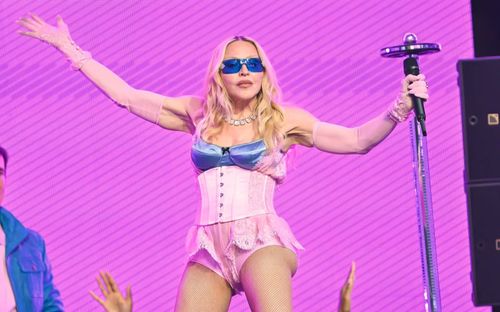 Madonna khoe làn da căng mịn ở tuổi U70