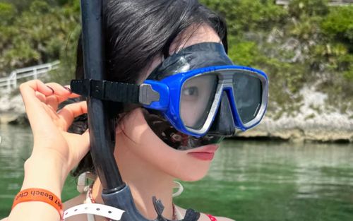 Karina (aespa) khoe vẻ ngoài gợi cảm trong chuyến đi biển
