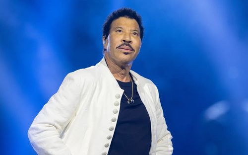 Lionel Richie xuất viện sau 3 ngày nằm ICU