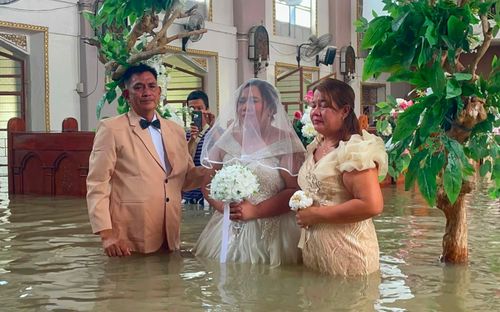Cô dâu đám cưới tại nhà thờ ngập nước, hành động sau đó gây xúc động