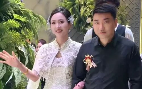 Mẹ chú rể 'gây sốc' trong đám cưới con trai
