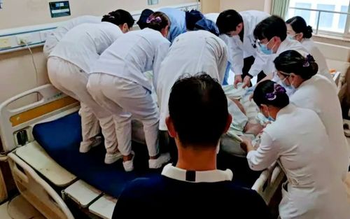 Người đàn ông nặng 317 kg nhập viện, 12 y bác sĩ mới di chuyển nổi