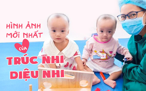 Hình ảnh mới nhất của Trúc Nhi - Diệu Nhi: Thích thú với đồ chơi, ngồi vững và 'măm' cháo cực kì đáng yêu!