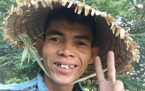 Được mời sang Mỹ quay hình, hot TikToker Việt vẫn từ chối để... ở nhà chăn bò