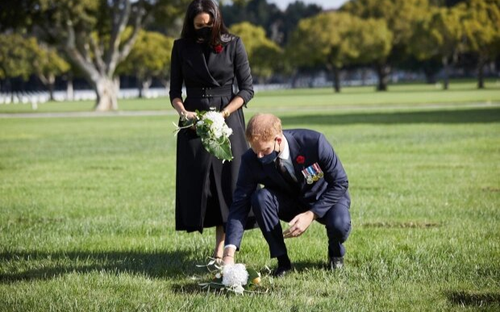 Hoàng tử Harry và Meghan bị giễu là dùng 'chiêu trò PR' khi đặt hoa tưởng niệm ở nghĩa trang