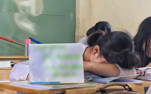 Mặc kệ đúng sai, nữ sinh viết tấm bảng 'đừng phiền đến em' rồi gục xuống bàn ngủ ngon lành