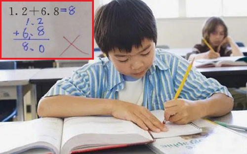 Bài toán 1,2 + 6,8 = 8 bị gạch sai, lời giải thích sau đó khiến nhiều phụ huynh bất ngờ