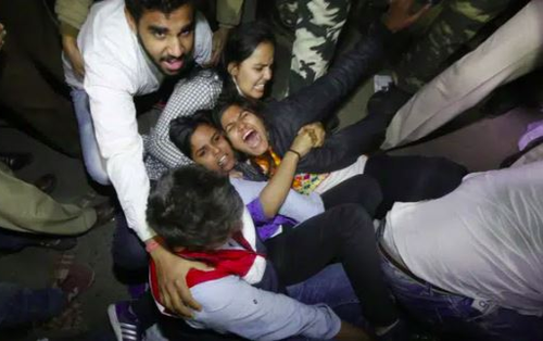 Chồng bất lực nhìn vợ bị 17 người đàn ông thay nhau cưỡng bức ngay trước mặt