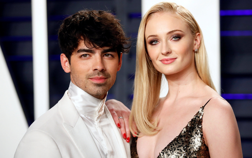 Joe Jonas cùng Sophie Turner tận hưởng kỳ nghỉ đông lãng mạn trước Giáng sinh