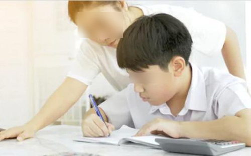 Chỉ cho con gái đáp án 4+6+1 = 11 bị chấm sai, ông bố giận dữ chất vấn cô giáo cho ra lẽ