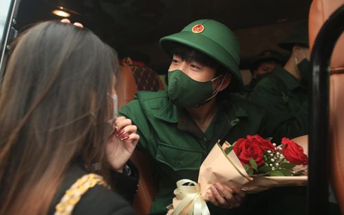 Xúc động khoảnh khắc nữ sinh Sư phạm từ TP.HCM ra Hà Nội tiễn người yêu lên đường nhập ngũ