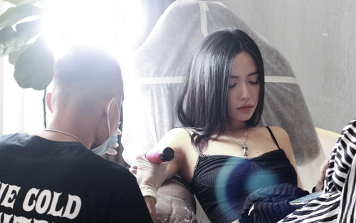 Khoe ảnh đi 'tha thu', Bích Phương tiết lộ: 'Đau đau mà sướng sướng'