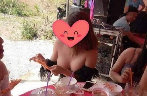 Ăn mặc hớ hênh, phản cảm khi đi ăn đám cưới, cô gái khiến nhiều người lo sợ 'suýt chút nữa thì…'