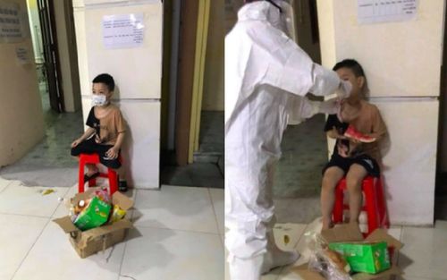 Bé trai 6 tuổi một mình đi nhận kết quả dương tính SARS-CoV-2: Ánh mắt ngơ ngác, ngồi nép vào cánh cửa