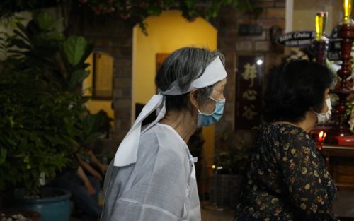 Vợ NSƯT Lê Cung Bắc bật khóc tại tang lễ, kể về chồng lúc cuối đời: 'Buồn vì liệt 2 chân, sợ vợ con khổ'