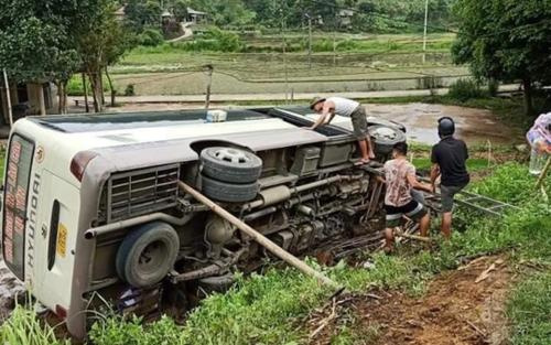 Yên Bái: 6 người thoát chết sau khi xe khách mất lái bị lật xuống ruộng