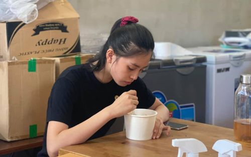 Cảm động khoảnh khắc mộc mạc của Hoa hậu Tiểu Vy và các Á hậu ngồi ăn cơm sau khi làm từ thiện