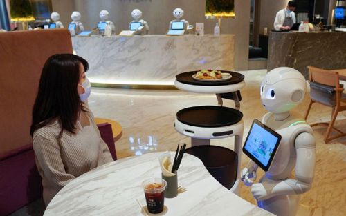 Nhân viên robot 'trễ nải' bị chủ... sa thải